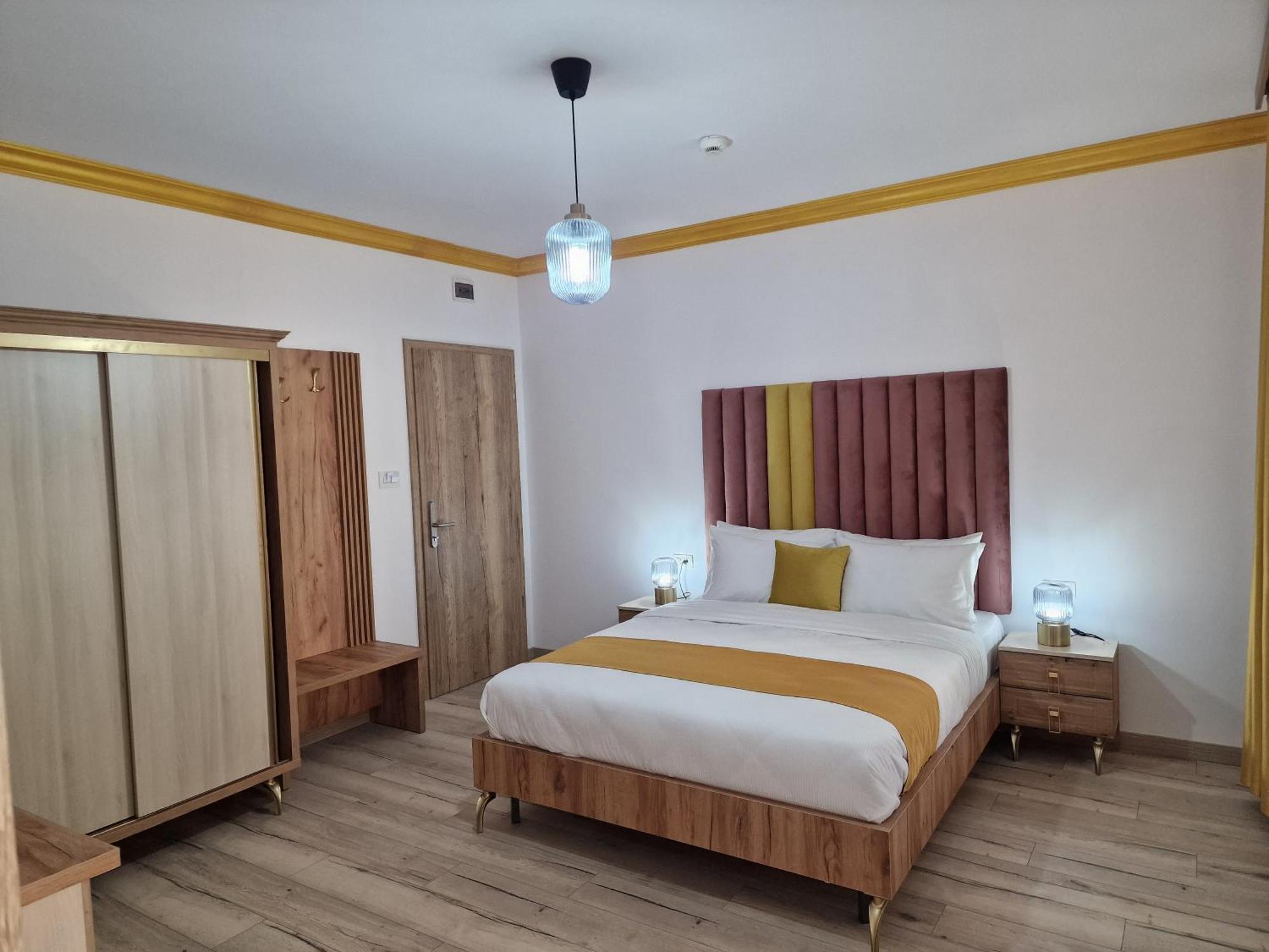 Colt De Rai Hotel Resita Exterior photo